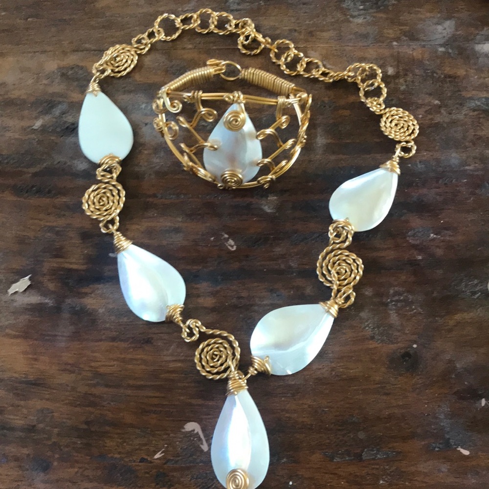 Preloved mother of pearl with copper wire